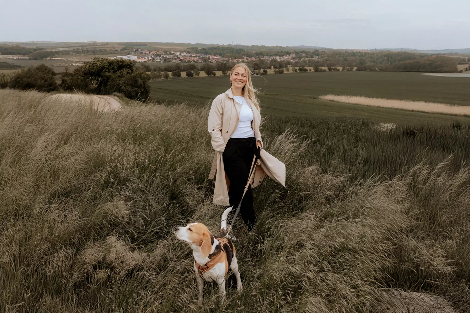 Julia Repp (Immobilienmaklerin) mit Ihrem Hund zeigt Ihre persönliche Seite.
